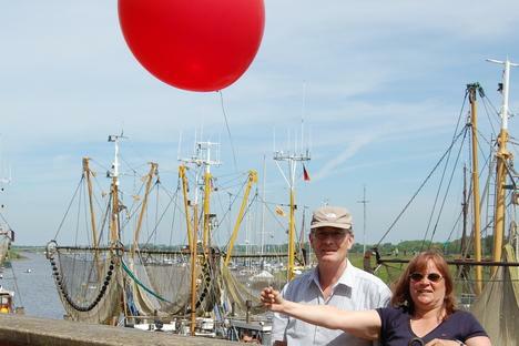 Rote Ballons als Signale gegen Ferienpark Greetland